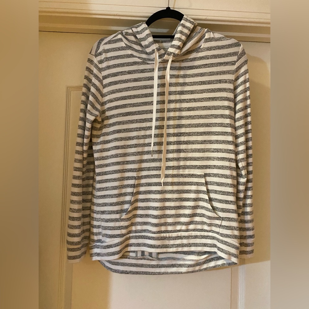 Market & Spruce Lightweight Hooded Pullover.  Size Small